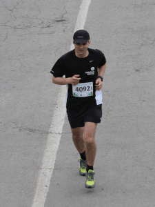 Dominik biegnie w maratonie